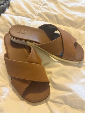 TOMS Women's Tan Leather Crossband Slides